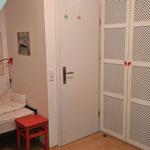 Kinderzimmer mit Einzelbett und Kleiderschrank