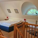 Schlafzimmer mit Doppelbett im Dachgeschoss