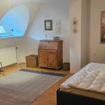 Schlafzimmer mit Doppelbett und Sitzbereich