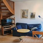 Wohnbereich mit Sofa und TV