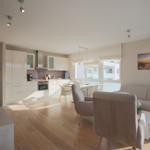 Wohn- und Küchenbereich mit Holzboden, Sofa, Stühlen und TV. Große Fenster mit Blick.