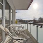 Terrasse mit Sitzgelegenheit und Blick auf Wohngebiet