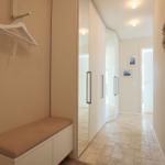 Flur mit Spiegelschrank, Sitzbank und Wanddekoration