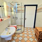 Badezimmer mit Dusche, Waschbecken und Badewanne.