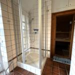 Dusche mit Glaswand und Sauna im Anschluss