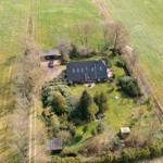 Haus mit Garten, Garage und Spielplatz in ländlicher Umgebung