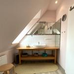 Badezimmer mit Waschtisch, Spiegel und Dachschrägen