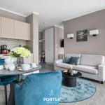 Küche, Essbereich und Wohnzimmer mit Sofa, Tisch und Stühlen.