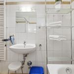 Badezimmer mit Waschbecken, Dusche, Badewanne und Handtuchständer.