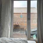 2. Schlafzimmer mit Zugang zur Terrasse...