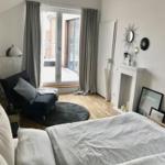 Im Obergeschoss befindet sich das 3. Schlafzimmer, das ebenfalls an die große Terrasse grenzt. ...