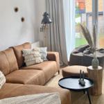 Lichtdurchfluteter Wohnbereich mit gemütlicher Couch und Flatscreen...