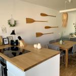 Vollausgestattete Küche mit Kühlschrank, Geschirrspüler, Herd und Backofen, sowie Kaffeemaschine, Toaster und Wasserkocher...