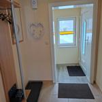 Eingangsbereich mit Garderobe, Herzdekoration und Blick auf die Haustür.