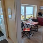 Essbereich mit Tisch, Stühlen und Fensterblick.