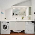 Waschraum mit Waschmaschine, Trockner und Spiegel