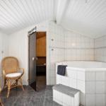 Bad mit Whirlpool, Sauna und zwei Stühlen. Fenster mit Aussicht.