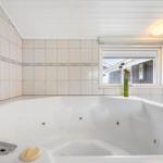 Whirlpool-Bad mit Fenster und Blumen