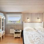 Zimmer mit Doppelbett und Kletterbett, Fenster und Nachttisch.