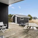 Terrasse mit Tisch, Stühlen und Blick auf Strandhaus
