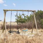 Holzschaukel mit zwei Sitzplätzen im Gras