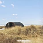 Dorfhaus mit runden Holzhaus im Strandbereich