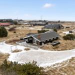 Haus mit Terrasse, Fußballtor und Blick auf die Landschaft