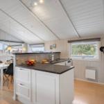 Küche mit Essbereich, Fenstern und Holzboden.