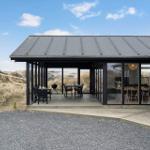 Moderne Villa mit Terrasse, Grill und Blick auf Dünen.