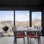 Terrasse mit Esstisch, Grill und Blick auf Dünen