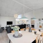 Wohn- und Essbereich mit Esstisch, Sofa, Kamin und Deckenventilator.