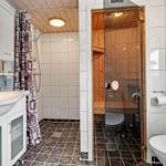 Badezimmer mit Dusche, Sauna und WC.