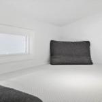 Schlafplatz mit Kissen und Fenster im Schlafzimmer