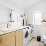 Bad mit Waschmaschine, Spülbecken und Toilette