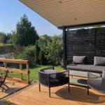 Terrasse mit Sitzgruppe und Blick auf Garten