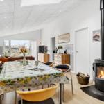 Essbereich mit Tischdecke, Kamin und Sitzgelegenheit. Durchgang zur Küche und Wohnzimmer.