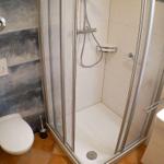 Badezimmer mit Dusche, Toilette und Waschbecken