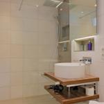 Bad mit Dusche, Waschbecken und Spiegelschrank