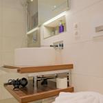 Bad mit Waschbecken, Spiegel und Dusche