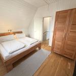 Großes Schlafzimmer mit Doppelbett im Obergeschoss