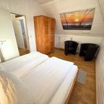 Großes Schlafzimmer mit Doppelbett im Obergeschoss