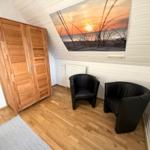 Großes Schlafzimmer mit Doppelbett im Obergeschoss