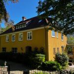 Außenansicht mit Eingang der Villa Mara