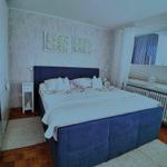 frisch renoviert.
Boxspringbett 180 x 200
durchgehender Topper (also keine Ritze)