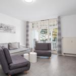 Wohnbereich mit Zugang zum Balkon mit Meerblick