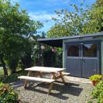 Garten mit 2 Picknicktischen, Holzkohlegrill und Gartenstühlen im Gartenhaus