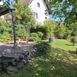 Garten mit dem Ferienhaus im Hintergrund