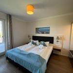 Schlafzimmer mit Doppelbett, Balkon und Wandbild