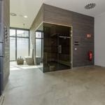 Dampfbad und finnische Sauna mit Glaswänden und Holzwandverkleidung.