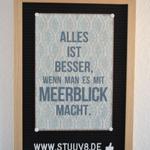 Wandbild mit Text: Alles ist besser, wenn man es mit Meerblick macht.